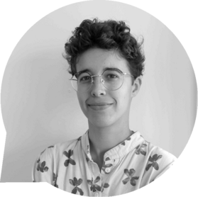 photo portrait en noir et blanc de
                         Zoé Allègre, Zoé a les cheveux courts bouclés, des lunettes, un charisme 
                         sans précédent et une
                          chemise à fleurs